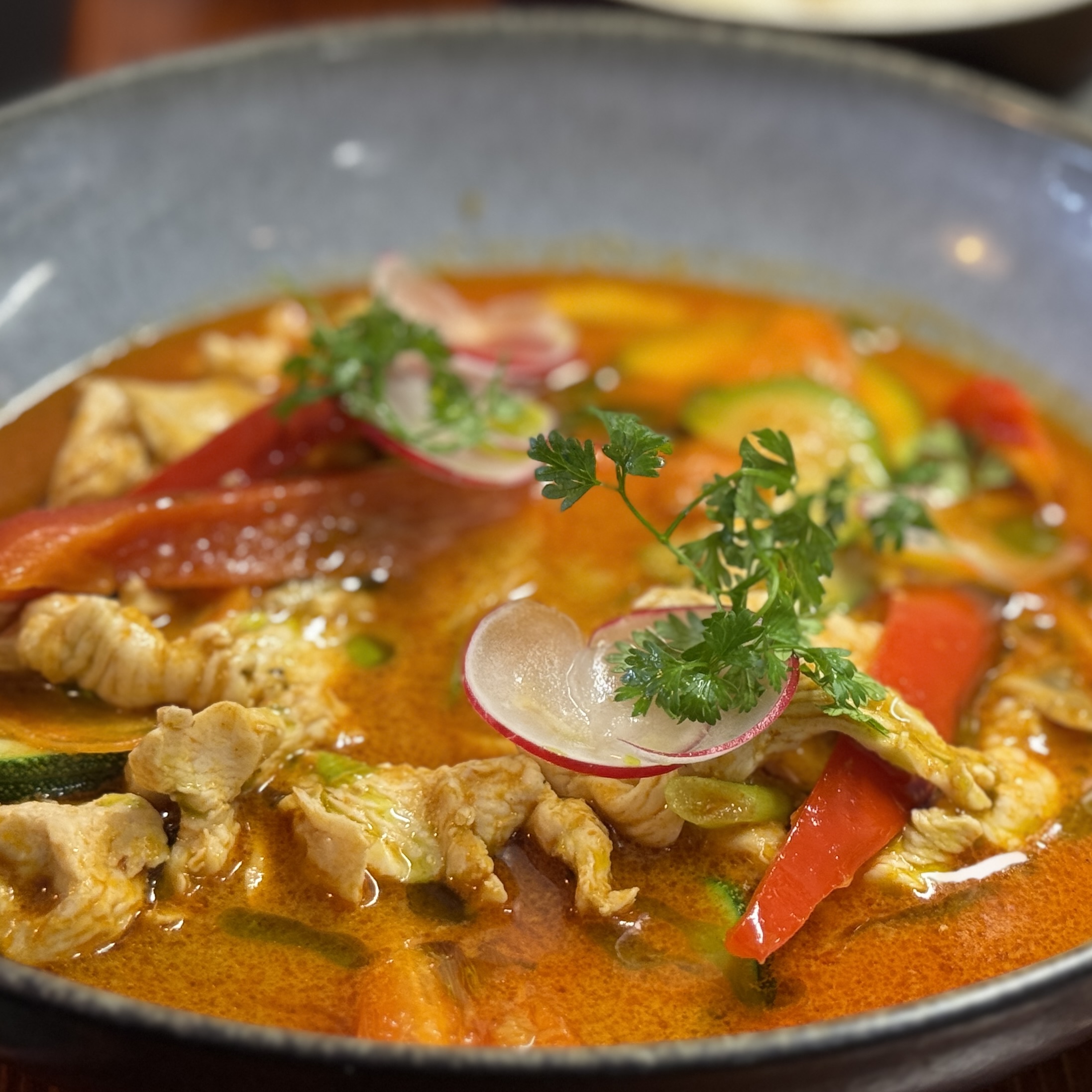 Kuřecí curry polévka se zeleninou