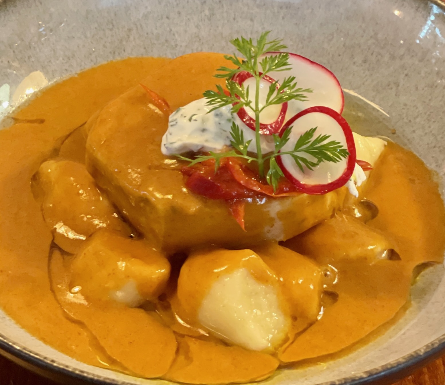 Gnocchi s mušlemi ve smetanovo-paprikové omáčce