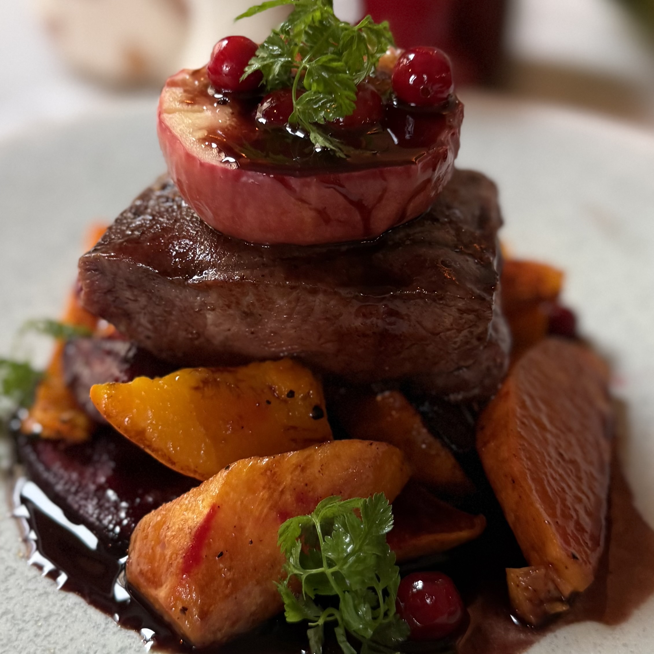 Hovězí steak s pečeným jablkem, brusinkami a batáty